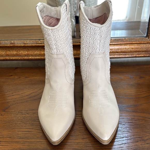 NWOT Dolce Vita Lacie Womens Cream Western Ankle Boots. Size 7.5. - Picture 4 of 10